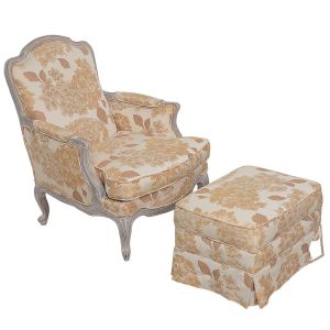 <b>Poltrona</B> no estilo francês em madeira com pátina clara e estofamento em tecido com flores e folhagens. Acompanha pufe. Med. da poltrona 93 x 75 x 72 cm; Med. do pufe 39 x 60 x 40 cm