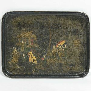 <b>Bandeja</b> inglesa de forma retangular e cantos arredondados em metal negro com decoração em "chinoiserie" com paisagem e figuras de damas. Med. 48 x 61 cm