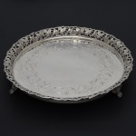 <b>Salva</b> circular em prata 835 ml, apresentando fundo gravado com flores e aba decorada em composições vazadas com cachos de uvas e folhas de parreira. Apresenta marca de prateiro. Diâm. 22,5 cm. Peso 460 gramas.