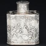 <b>Caixa de chá</b> em prata europeia do séc. XIX decorada com personagens e animais em belas composições. Marca no verso. Alt. 9 cm. Peso 130 gramas.