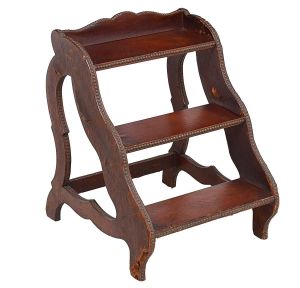 Antiga <b>escada de biblioteca</b> com três degraus e forração em couro tacheado. Couro descascando necessitando restauro. Med. 69 x 50 cm
