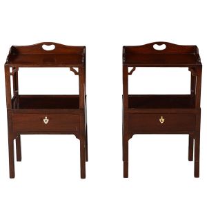 Antigo <b>par de mesinhas</b> auxiliares no estilo inglês, em mogno, montadas em duas seções superpostas e destacáveis. Parte superior com alça e inferior com gavetas. Pernas retilíneas e espelho da fechadura em osso. Alt. total 80 cm; Altura de cada 45 e 35 cm