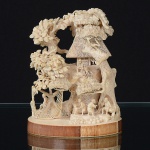 Delicado <b>grupo escultórico</b> chinês em marfim minuciosamente entalhado com miniatura de personagens e edificação naturalista sob árvores. Selo vermelho. Alt. 10,5 cm