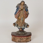 Imagem brasileira de <b>Nossa Senhora da Conceição</b> em madeira policromada com manto e vestes em plissados movimentados, espraiados aos pés. A santa está pousada em enrolados de nuvens na cor azul celeste com três cabeças de anjos e o crescente lunar. Base chanfrada anexada a "plateau" marmorizado. Olhos em contas ressaltando os grandes cílios. Minas Gerais. Séc. XVIII. Alt. 39 cm