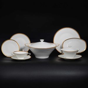 Extenso <b>serviço de jantar</b> em porcelana alemã com bordas decoradas com filetes a ouro sobre fundo branco. Marca da manufatura Hutschenreuther - Hohenberg. Constando de 20 pratos rasos, 12 taças p/ caldos c/ seus pires, 14 covilhetes em meia lua, 12 pratos p/ sobremesa, 10 pratos p/ pão, 1 sopeira c/ tampa, 2 pratos cobertos p/ legumes, 1 tigela p/ arroz, 1 molheira c/ seu prato, 1 travessa oval grande e 1 covilhete pequeno. Total de 77 peças.