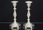 <b>Par de castiçais</b> em prata portuguesa apresentando haste em balaústre e base movimentada. Decoração perolada. Contraste da cidade do Porto de meados do século XIX e marca de prateiro. Alt. 23 cm. Peso 835 gramas.