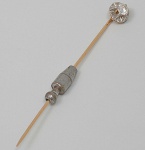 Alfinete de lapela montado em ouro 18k e platina com um diamante branco com peso aproximado de 1,10 quilates.