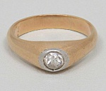 Anel "Chevalier" em ouro 18k com um diamante de peso aproximado de 0,15 quilate.