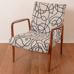 <b>TENREIRO, JOAQUIM </b><br>(1906-1992)<br><B>Poltrona leve</b> -  Estrutura em imbuia forrada em tecido.  Alt. 72 cm
