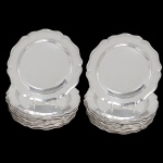 <b>Conjunto de 24 pratos</b> em prata lisa com bordas em ondulações. Não apresentam marcas. Diâm. 20 cm. Peso 6500 gramas.