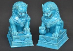 <B>Conjunto de duas estatuetas</b> representando casal de cães de fó em porcelana chinesa coberta por esmalte turquesa. Marcas no verso. Mínimo lascado no canto da base da fêmea. Alt. 30 cm