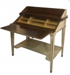 <b>Mesa escrivaninha</b> francesa, provençal, em madeira parcialmente laqueada, apresentando tampo rebatível com escaninhos no interior e prancha deslizante. Pernas retilíneas afiladas para baixo unidas por plateau inferior. Puxadores e ponteiras metálicas.