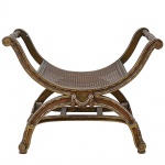 Bela <b>banqueta</b> francesa Império em madeira patinada com vestígios de douração e delicados entalhes com folhas de acanto, guirlandas e volutas. Assento em palhinha original. Alt. 57 cm. Compr. 75 cm. Larg. 45 cm