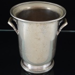 Antigo <b>balde para gelo</b> provavelmente europeu em metal espessurado a prata. Necessita banho. Alt. 25 cm. Diâm. 21 cm