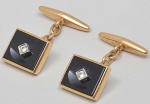 Par de <b>abotoaduras</b> de ônix e pedra branca em ouro 18k com 8,25 gramas.
