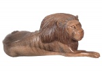 Grande <b>escultura</b> em madeira de lei em forma de leão em posição de descanso. Med. 65 x 130 x 40 cm