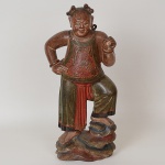 <b>Imagem chinesa</b> em madeira esculpida e policromada, representando Liu Hai, o "Menino Gênio da Prosperidade", personagem mítico do Taoísmo, representado habitualmente rindo, segurando uma corda com moedas e acompanhando seu sapo de três pernas. Figura muito popular na China, onde é frequentemente encontrando nos templos e nas residências. Datada do final do séc. XVIII, lavrada no estilo da Dinastia Ming (1368-1644). Peça de coleção. Alt. 57 cm