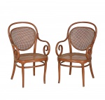 <b>Par de cadeiras</b> "Thonet" em madeira de lei com estrutura curvilínea típica do estilo. Assento e encosto em palhinha original. Séc. XIX. Alt. 92 cm