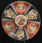 <b>Medalhão</b> em porcelana chinesa Imari, profusamente decorado com composições floridas nas tonalidades características do estilo. Séc. XIX. Diâm. 39,5 cm