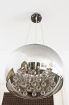 Lustre estilo contemporâneo para 5 lâmpadas, cúpula em vidro espelhado no tom cinza chumbo, tendo na