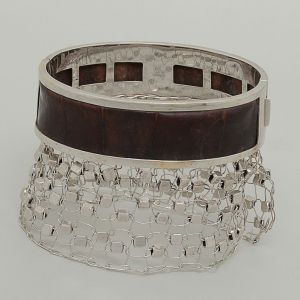 Natan - Bracelete em ouro branco 18 k, decoração em malha com pequenos quadrados e detalhe em couro.