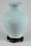 Vaso de porcelana monocromática, em tom de verde, assemelhado ao das porcelanas ditas Celadon. Apres