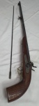 COLECIONISMO.   Antiga pistola socadeira de cano duplo e longo, com cabo em madeira nobre, cano dupl