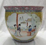 Grandioso vaso em porcelana chinesa com belas imagens típicas, medindo 36cm de altura por 40cm de di