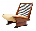 Importante poltrona baixa , dita "lounge chair", de madeira natural e ebanizada. Assento est