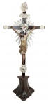 05 -Crucifixo em jacarandá com Cristo, europeu, em madeira policromada. Cristo com sendal pendente p