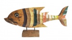 Grande e espetacular escultura de peixe em bloco de madeira ricamente policromada. Medida 27x59cm.