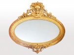 Espelho de aparato, de procedência francesa, com moldura entalhada em madeira e dourada, em formato