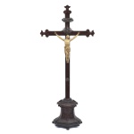 Crucifixo em madeira com imagem de Nosso Senhor Jesus Cristo entalhada em marfim. Portugal ou Goa, s