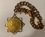 Antiga pulseira trançada em ouro 18 K, medindo aproximadamente 0.195 m, e pendentif com moeda 100 pe