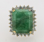 Magnífico, enorme e imponente anel com esmeralda retangular e pedras incolores  em ouro 18 kts, aro