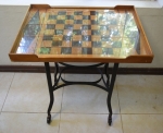 Mesa para jogo de xadrez em madeira com trabalho em marchetaria, com vidro protetor, montado sobre e