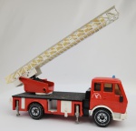 Brinquedo Antigo - Siku escada em metal e plástico rígido. Fabricado na Alemanha. Medindo; 5 x 5 x 17 cm. Apresenta marcas do tempo e de uso.