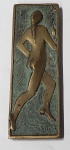 Placa em bronze esculpido. Medindo; 17 x 5,5 cm.