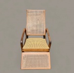 Cadeira reclinavel em palhinha nas tres partes: assento, encosto e apoio para os pés.