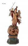 São Miguel Arcanjo. Majestosa iconografia esculpida em madeira ricamente policromada. 44cm.  Espada