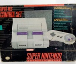 Super Nintendo -  Vídeo game década de 90, em bom estado de conservação, acondicionado em embalagem original, berço de isopor, não acompanha manual de instruções.