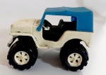 Miniatura Jeep lata e plástico rígido, rodas livres, mede aproximadamente 10cm.