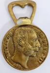 Abridor de garrafas medalhão em bronze do REINADO ALFONSO XII / 1885 ( 9 cm / comprimento x 6 cm / diâmetro )