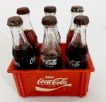 Engradado miniatura Coca Coca garrafas de vidro.