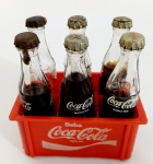 Engradado miniatura Coca Coca garrafas de vidro.