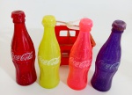 Engradado miniatura Coca Coca garrafas de plasticos coloridas.