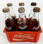 Engradado miniatura Coca Coca garrafas de vidro.