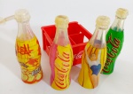 Engradado miniatura Coca Coca garrafas de plasticos coloridas.