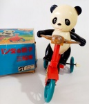 Brinquedo de lata - Antigo Panda e filhote na bicicleta confeccionada em lata e plástico rígido. Está na caixa original e funciona perfeitamente.