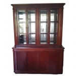 Espetacular armário louceiro em madeira nobre, com vidros bisotados, composto por quatro portas com